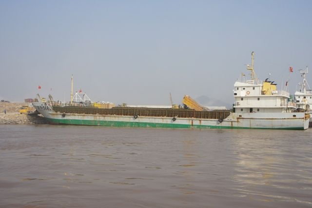 Самоходная баржа с аппарелью DWT 2150